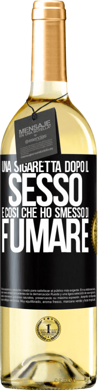 29,95 € Spedizione Gratuita | Vino bianco Edizione WHITE Una sigaretta dopo il sesso. È così che ho smesso di fumare Etichetta Nera. Etichetta personalizzabile Vino giovane Raccogliere 2024 Verdejo