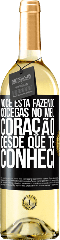 Envio grátis | Vinho branco Edição WHITE Você está fazendo cócegas no meu coração desde que te conheci Etiqueta Preta. Etiqueta personalizável Vinho jovem Colheita 2023 Verdejo