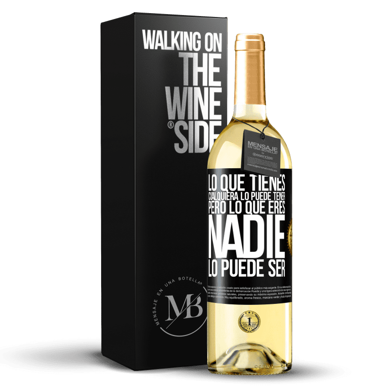 29,95 € Envío gratis | Vino Blanco Edición WHITE Lo que tienes cualquiera lo puede tener, pero lo que eres nadie lo puede ser Etiqueta Negra. Etiqueta personalizable Vino joven Cosecha 2025 Verdejo