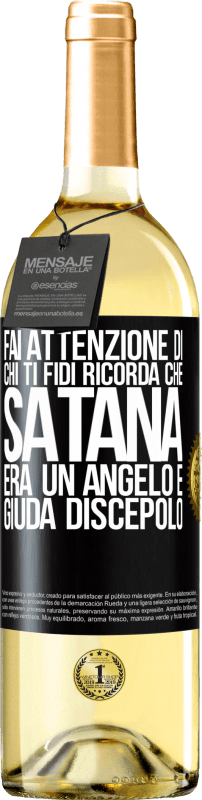 29,95 € Spedizione Gratuita | Vino bianco Edizione WHITE Fai attenzione di chi ti fidi. Ricorda che Satana era un angelo e Giuda discepolo Etichetta Nera. Etichetta personalizzabile Vino giovane Raccogliere 2025 Verdejo