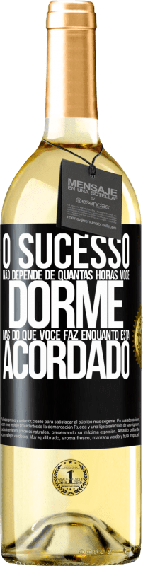 Envio grátis | Vinho branco Edição WHITE O sucesso não depende de quantas horas você dorme, mas do que você faz enquanto está acordado Etiqueta Preta. Etiqueta personalizável Vinho jovem Colheita 2023 Verdejo