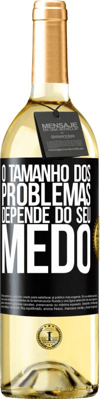 29,95 € Envio grátis | Vinho branco Edição WHITE O tamanho dos problemas depende do seu medo Etiqueta Preta. Etiqueta personalizável Vinho jovem Colheita 2023 Verdejo