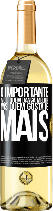 Envio grátis | Vinho branco Edição WHITE O importante não é quem dança melhor, mas quem gosta de mais Etiqueta Preta. Etiqueta personalizável Vinho jovem Colheita 2023 Verdejo