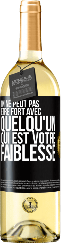 29,95 € | Vin blanc Édition WHITE On ne peut pas être fort avec quelqu'un qui est votre faiblesse Étiquette Noire. Étiquette personnalisable Vin jeune Récolte 2024 Verdejo