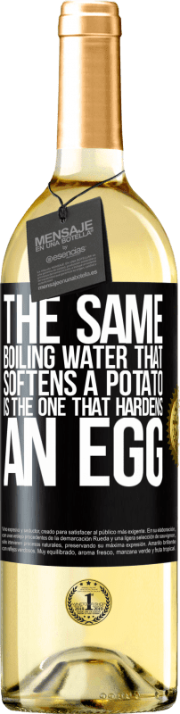 29,95 € | Белое вино Издание WHITE Та же самая кипящая вода, которая смягчает картофель, - та, которая укрепляет яйцо Черная метка. Настраиваемая этикетка Молодое вино Урожай 2023 Verdejo