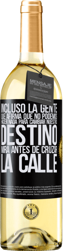 29,95 € | Vino Blanco Edición WHITE Incluso la gente que afirma que no podemos hacer nada para cambiar nuestro destino, mira antes de cruzar la calle Etiqueta Negra. Etiqueta personalizable Vino joven Cosecha 2024 Verdejo