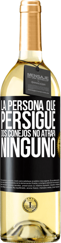 29,95 € Envío gratis | Vino Blanco Edición WHITE La persona que persigue dos conejos no atrapa ninguno Etiqueta Negra. Etiqueta personalizable Vino joven Cosecha 2025 Verdejo
