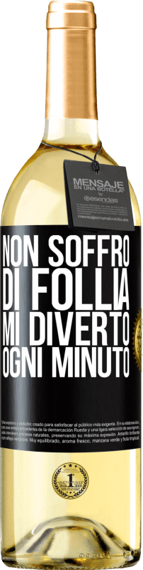 29,95 € Spedizione Gratuita | Vino bianco Edizione WHITE Non soffro di follia ... Mi diverto ogni minuto Etichetta Nera. Etichetta personalizzabile Vino giovane Raccogliere 2023 Verdejo