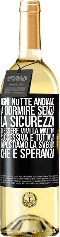 29,95 € | Vino bianco Edizione WHITE Ogni notte andiamo a dormire senza la sicurezza di essere vivi la mattina successiva e tuttavia impostiamo la sveglia. CHE È Etichetta Nera. Etichetta personalizzabile Vino giovane Raccogliere 2024 Verdejo