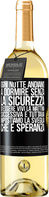 29,95 € | Vino bianco Edizione WHITE Ogni notte andiamo a dormire senza la sicurezza di essere vivi la mattina successiva e tuttavia impostiamo la sveglia. CHE È Etichetta Nera. Etichetta personalizzabile Vino giovane Raccogliere 2025 Verdejo