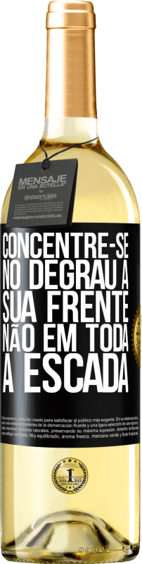 29,95 € | Vinho branco Edição WHITE Concentre-se no degrau à sua frente, não em toda a escada Etiqueta Preta. Etiqueta personalizável Vinho jovem Colheita 2024 Verdejo