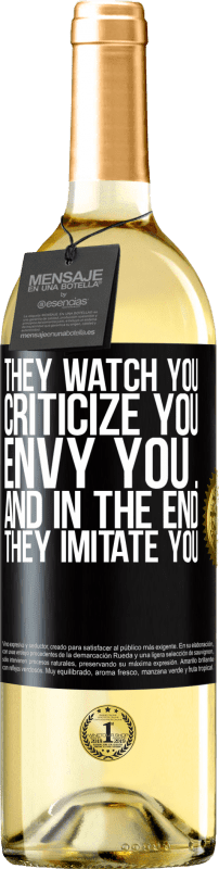 29,95 € | Белое вино Издание WHITE Они следят за тобой, критикуют тебя, завидуют тебе ... и, в конце концов, они подражают тебе Черная метка. Настраиваемая этикетка Молодое вино Урожай 2023 Verdejo