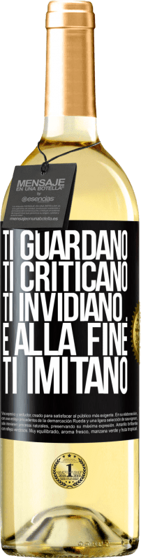 29,95 € | Vino bianco Edizione WHITE Ti guardano, ti criticano, ti invidiano ... e alla fine ti imitano Etichetta Nera. Etichetta personalizzabile Vino giovane Raccogliere 2024 Verdejo