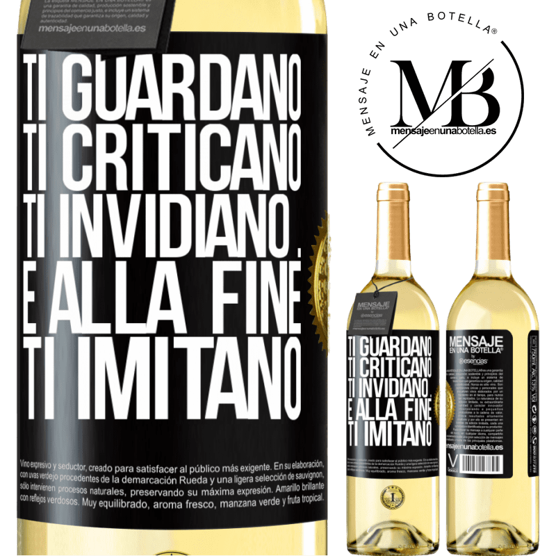 29,95 € Spedizione Gratuita | Vino bianco Edizione WHITE Ti guardano, ti criticano, ti invidiano ... e alla fine ti imitano Etichetta Nera. Etichetta personalizzabile Vino giovane Raccogliere 2024 Verdejo