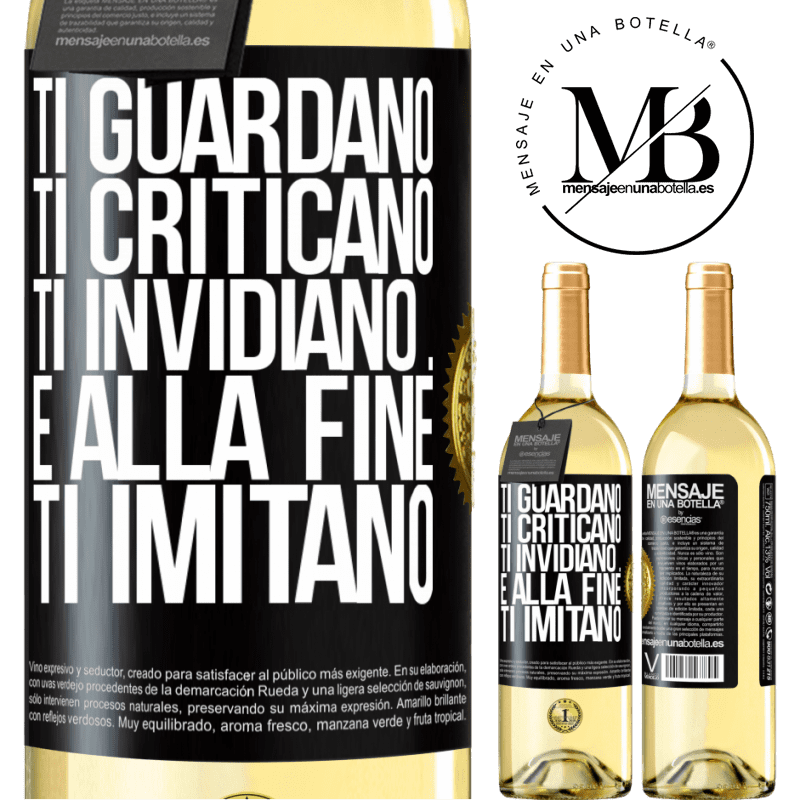29,95 € Spedizione Gratuita | Vino bianco Edizione WHITE Ti guardano, ti criticano, ti invidiano ... e alla fine ti imitano Etichetta Nera. Etichetta personalizzabile Vino giovane Raccogliere 2025 Verdejo
