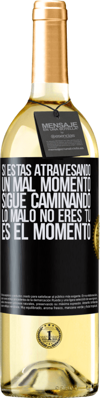 29,95 € | Vino Blanco Edición WHITE Si estás atravesando un mal momento, sigue caminando. Lo malo no eres tú, es el momento Etiqueta Negra. Etiqueta personalizable Vino joven Cosecha 2023 Verdejo