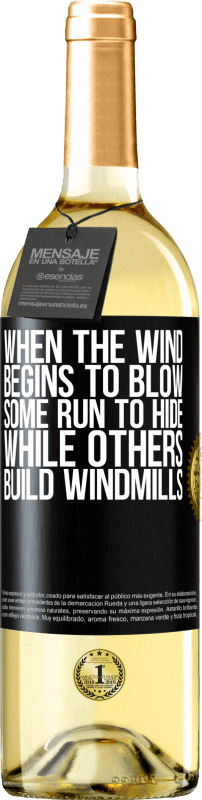 29,95 € | Белое вино Издание WHITE Когда ветер начинает дуть, некоторые бегут, чтобы спрятаться, другие строят ветряные мельницы Черная метка. Настраиваемая этикетка Молодое вино Урожай 2023 Verdejo