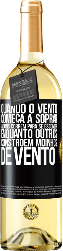 29,95 € | Vinho branco Edição WHITE Quando o vento começa a soprar, alguns correm para se esconder, enquanto outros constroem moinhos de vento Etiqueta Preta. Etiqueta personalizável Vinho jovem Colheita 2024 Verdejo