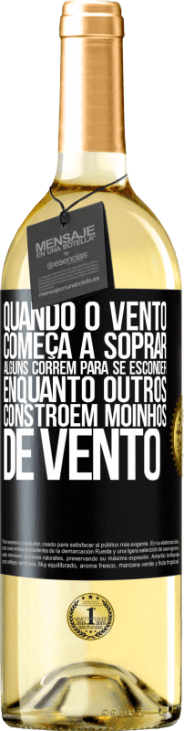 «Quando o vento começa a soprar, alguns correm para se esconder, enquanto outros constroem moinhos de vento» Edição WHITE