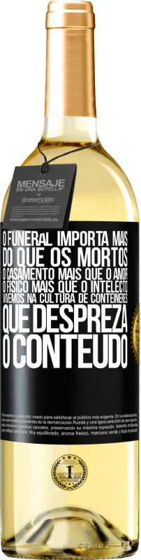 29,95 € | Vinho branco Edição WHITE O funeral importa mais do que os mortos, o casamento mais que o amor, o físico mais que o intelecto. Vivemos na cultura de Etiqueta Preta. Etiqueta personalizável Vinho jovem Colheita 2024 Verdejo