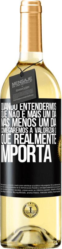 29,95 € | Vinho branco Edição WHITE Quando entendermos que não é mais um dia, mas menos um dia, começaremos a valorizar o que realmente importa Etiqueta Preta. Etiqueta personalizável Vinho jovem Colheita 2025 Verdejo