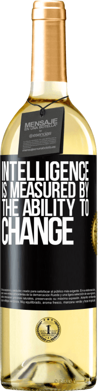 «Интеллект измеряется способностью меняться» Издание WHITE