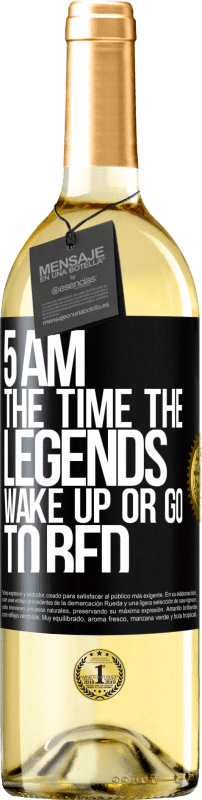 29,95 € | Белое вино Издание WHITE 5 часов утра Время, когда легенды просыпаются или ложатся спать Черная метка. Настраиваемая этикетка Молодое вино Урожай 2023 Verdejo