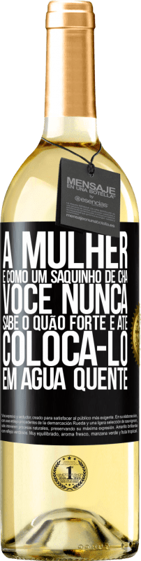 Envio grátis | Vinho branco Edição WHITE A mulher é como um saquinho de chá. Você nunca sabe o quão forte é até colocá-lo em água quente Etiqueta Preta. Etiqueta personalizável Vinho jovem Colheita 2023 Verdejo