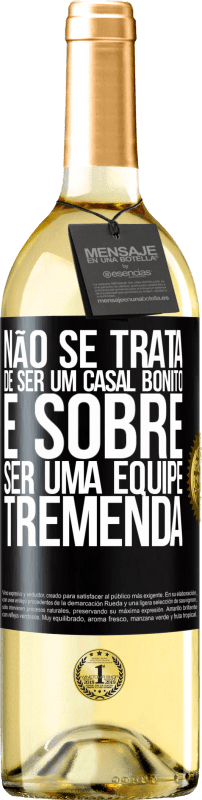 29,95 € | Vinho branco Edição WHITE Não se trata de ser um casal bonito. É sobre ser uma equipe tremenda Etiqueta Preta. Etiqueta personalizável Vinho jovem Colheita 2023 Verdejo