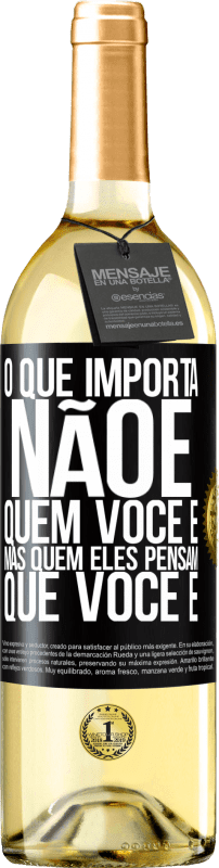 29,95 € Envio grátis | Vinho branco Edição WHITE O que importa não é quem você é, mas quem eles pensam que você é Etiqueta Preta. Etiqueta personalizável Vinho jovem Colheita 2025 Verdejo
