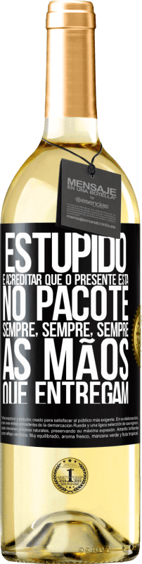 Envio grátis | Vinho branco Edição WHITE Estúpido é acreditar que o presente está no pacote. Sempre, sempre, sempre as mãos que entregam Etiqueta Preta. Etiqueta personalizável Vinho jovem Colheita 2023 Verdejo