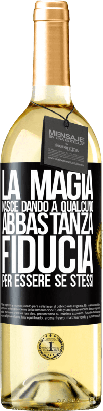 29,95 € Spedizione Gratuita | Vino bianco Edizione WHITE La magia nasce dando a qualcuno abbastanza fiducia per essere se stessi Etichetta Nera. Etichetta personalizzabile Vino giovane Raccogliere 2025 Verdejo