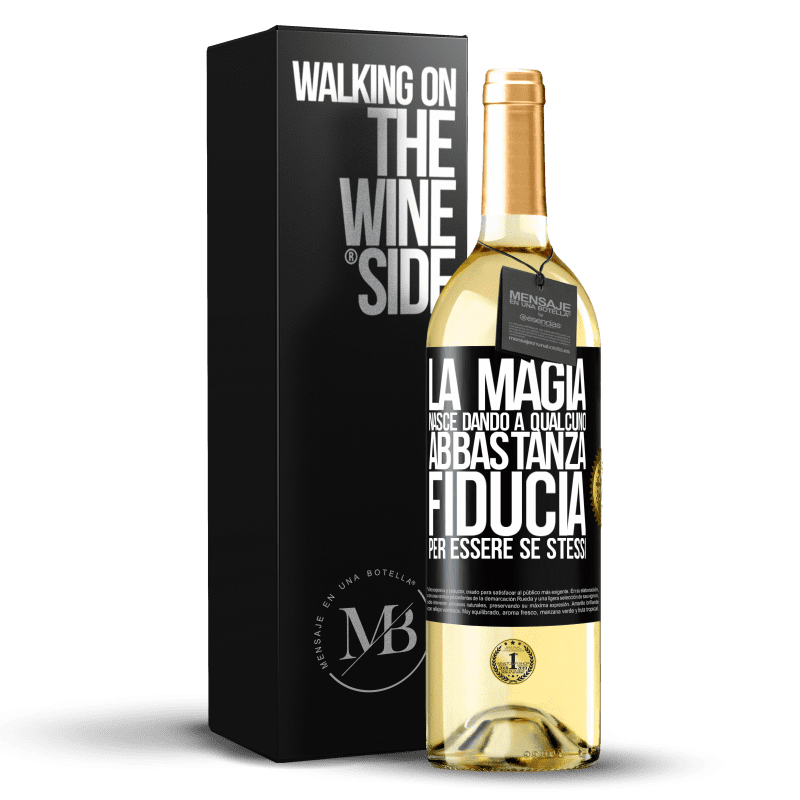 29,95 € Spedizione Gratuita | Vino bianco Edizione WHITE La magia nasce dando a qualcuno abbastanza fiducia per essere se stessi Etichetta Nera. Etichetta personalizzabile Vino giovane Raccogliere 2025 Verdejo