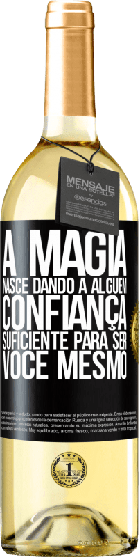 Envio grátis | Vinho branco Edição WHITE A magia nasce dando a alguém confiança suficiente para ser você mesmo Etiqueta Preta. Etiqueta personalizável Vinho jovem Colheita 2023 Verdejo