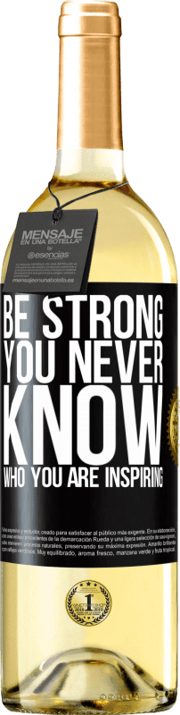 29,95 € 送料無料 | 白ワイン WHITEエディション Be strong. You never know who you are inspiring ブラックラベル. カスタマイズ可能なラベル 若いワイン 収穫 2023 Verdejo