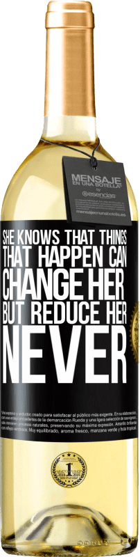 29,95 € | Белое вино Издание WHITE Она знает, что вещи, которые случаются, могут изменить ее, но уменьшить ее, никогда Черная метка. Настраиваемая этикетка Молодое вино Урожай 2023 Verdejo