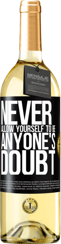 29,95 € Бесплатная доставка | Белое вино Издание WHITE Никогда не позволяйте себе быть чьим-либо сомнением Черная метка. Настраиваемая этикетка Молодое вино Урожай 2023 Verdejo