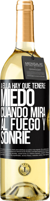 29,95 € | Vino Blanco Edición WHITE A ella hay que tenerle miedo cuando mira al fuego y sonríe Etiqueta Negra. Etiqueta personalizable Vino joven Cosecha 2024 Verdejo