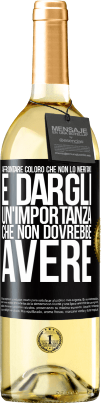 29,95 € Spedizione Gratuita | Vino bianco Edizione WHITE Affrontare coloro che non lo meritano è dargli un'importanza che non dovrebbe avere Etichetta Nera. Etichetta personalizzabile Vino giovane Raccogliere 2025 Verdejo