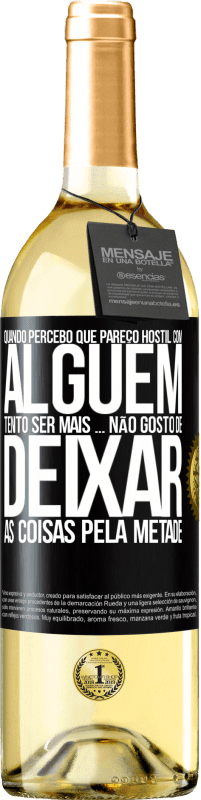 Envio grátis | Vinho branco Edição WHITE Quando percebo que alguém gosta de mim, tento gostar mais dele ... não gosto de deixar as coisas pela metade Etiqueta Preta. Etiqueta personalizável Vinho jovem Colheita 2023 Verdejo