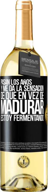 29,95 € Envío gratis | Vino Blanco Edición WHITE Pasan los años y me da la sensación de que en vez de madurar, estoy fermentando Etiqueta Negra. Etiqueta personalizable Vino joven Cosecha 2025 Verdejo