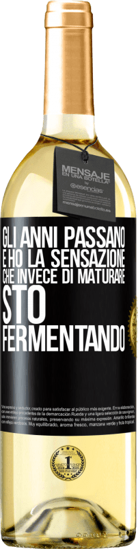 29,95 € | Vino bianco Edizione WHITE Gli anni passano e ho la sensazione che invece di maturare, sto fermentando Etichetta Nera. Etichetta personalizzabile Vino giovane Raccogliere 2024 Verdejo