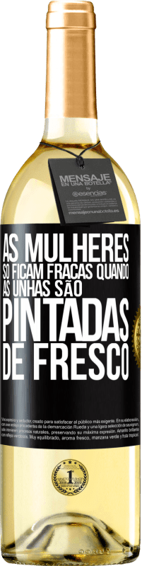 Envio grátis | Vinho branco Edição WHITE As mulheres só ficam fracas quando as unhas são pintadas de fresco Etiqueta Preta. Etiqueta personalizável Vinho jovem Colheita 2023 Verdejo