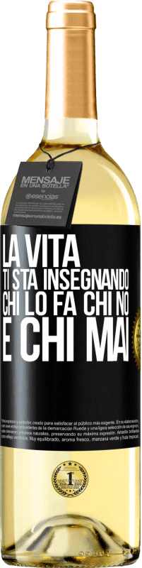 29,95 € Spedizione Gratuita | Vino bianco Edizione WHITE La vita ti sta insegnando chi lo fa, chi no e chi mai Etichetta Nera. Etichetta personalizzabile Vino giovane Raccogliere 2025 Verdejo