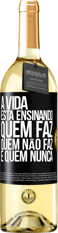 Envio grátis | Vinho branco Edição WHITE A vida está ensinando quem faz, quem não faz e quem nunca Etiqueta Preta. Etiqueta personalizável Vinho jovem Colheita 2023 Verdejo