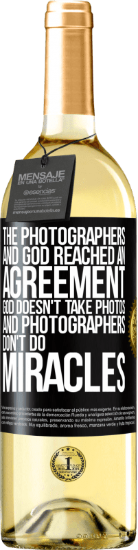 29,95 € Free Shipping | White Wine WHITE Edition The photographers and God reached an agreement. God doesn't take photos and photographers don't do miracles Black Label. Customizable label Young wine Harvest 2025 Verdejo