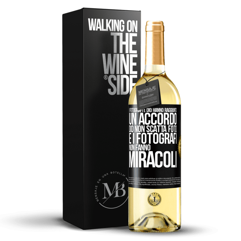 29,95 € Spedizione Gratuita | Vino bianco Edizione WHITE I fotografi e Dio hanno raggiunto un accordo. Dio non scatta foto e i fotografi non fanno miracoli Etichetta Nera. Etichetta personalizzabile Vino giovane Raccogliere 2023 Verdejo