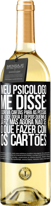 29,95 € Envio grátis | Vinho branco Edição WHITE Meu psicólogo me disse: escreva cartas para as pessoas que você odeia e depois queime-as. Já fiz, mas agora não sei o que Etiqueta Preta. Etiqueta personalizável Vinho jovem Colheita 2025 Verdejo