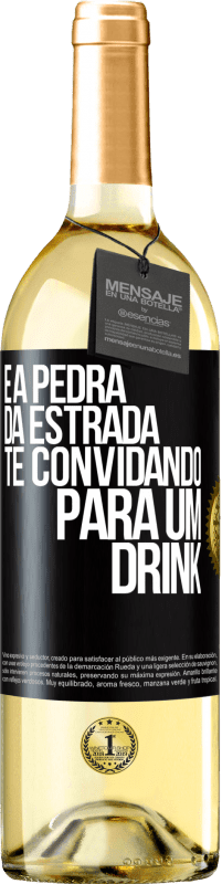 Envio grátis | Vinho branco Edição WHITE E a pedra da estrada te convidando para um drink Etiqueta Preta. Etiqueta personalizável Vinho jovem Colheita 2023 Verdejo