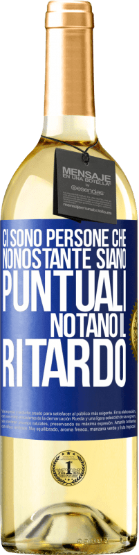 29,95 € Spedizione Gratuita | Vino bianco Edizione WHITE Ci sono persone che, nonostante siano puntuali, notano il ritardo Etichetta Blu. Etichetta personalizzabile Vino giovane Raccogliere 2025 Verdejo